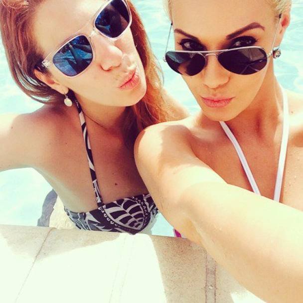 Chiudiamo la fotogallery con un paio di selfie, ormai irrinunciabili per qualsiasi profilo social che si rispetti: Rali insieme a un&#39;amica, in un momento di relax in piscina... 